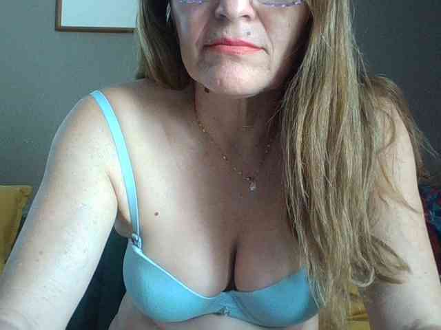 JuanitaWouti webcam