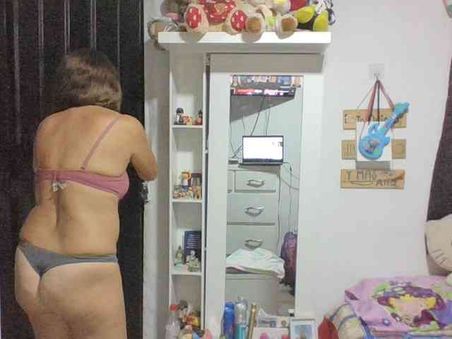 JuanitaWouti webcam