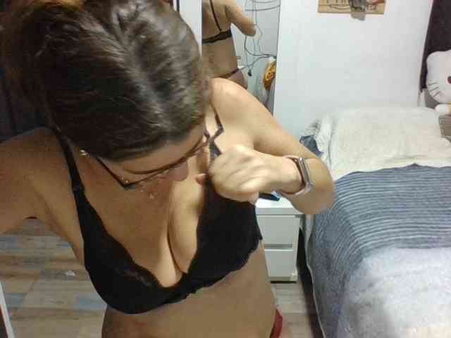 JuanitaWouti webcam