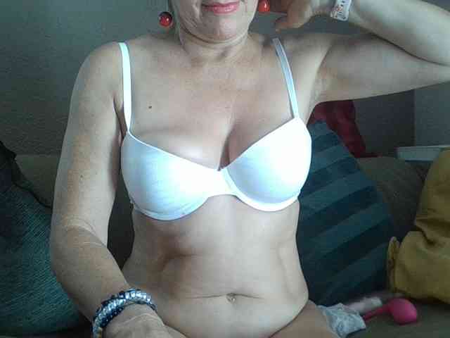 JuanitaWouti webcam