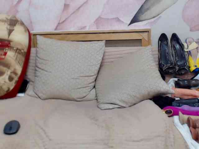 Acest model este live acum. MadlenHairy