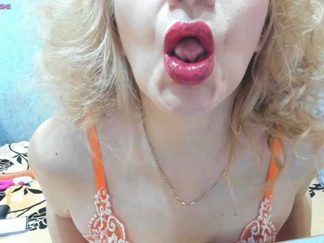 Red-hot-lips live cam on BongaCams