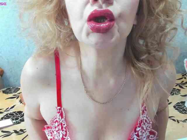 Red-hot-lips webcam