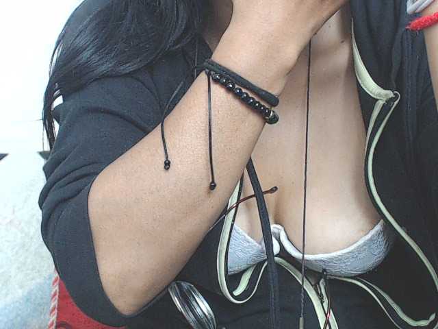 le modèle KATYY-HOTTT est en webcam porno dans un show sur le site bongacams, il possède les tags suivants: Latino/Hispanic,Brunette,Hairy
