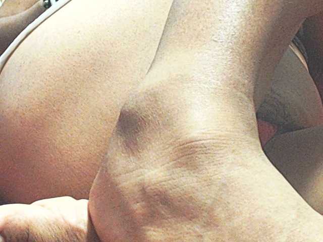 HOTTTSKIN live cam on BongaCams