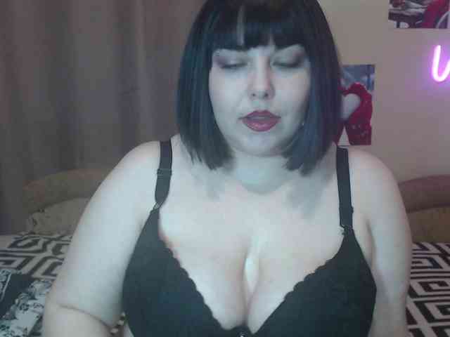 This model is live right now. AnabetVampire