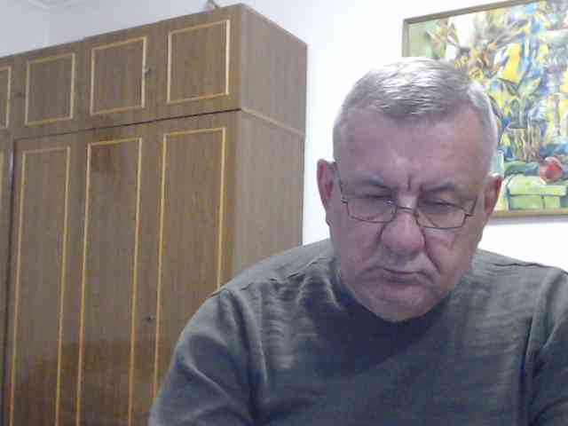 Questo modello è in diretta ora. machomale3