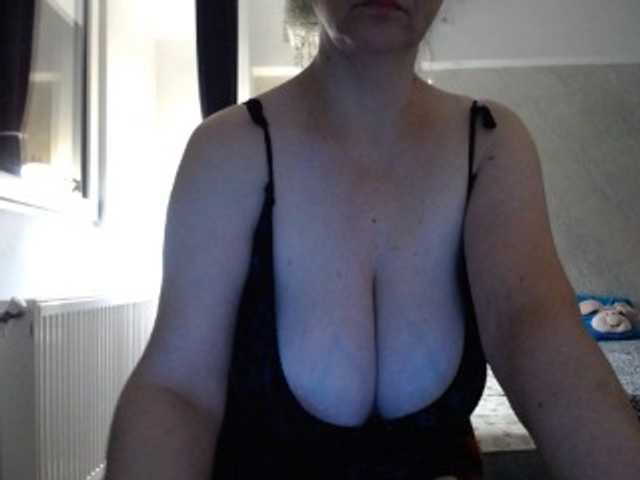 mary-x live cam preview