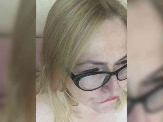 LuxuryMommy webcam