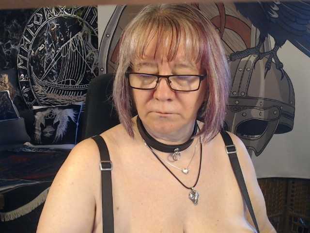 90dTitten live cam on BongaCams