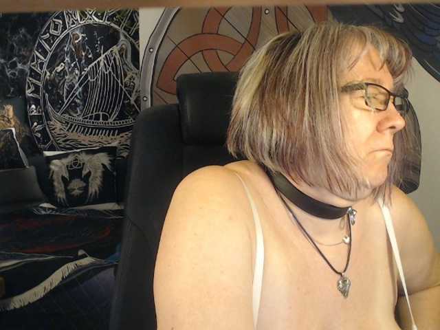 90dTitten live cam on BongaCams