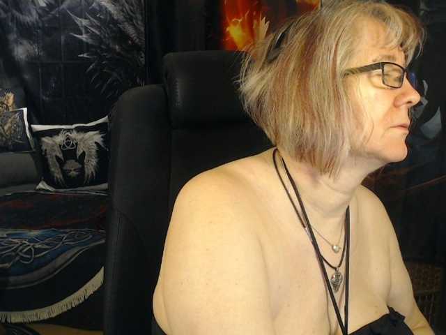 90dTitten live cam on BongaCams