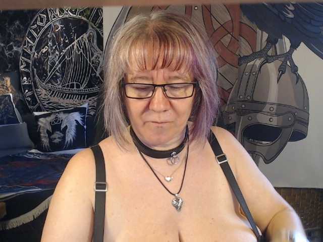 90dTitten live cam on BongaCams