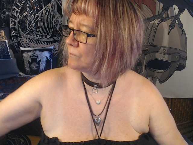 90dTitten live cam on BongaCams