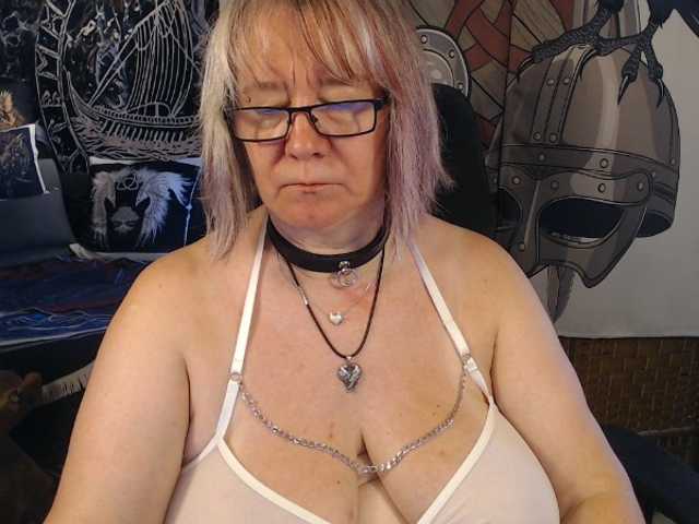 90dTitten live cam on BongaCams