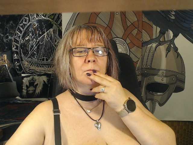 90dTitten live cam on BongaCams
