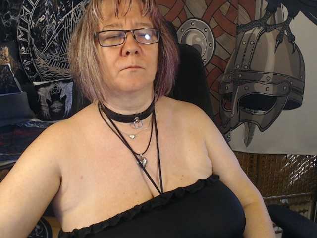 90dTitten live cam on BongaCams