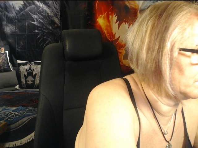 90dTitten live cam on BongaCams