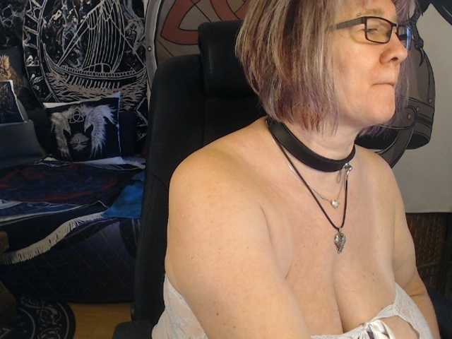 90dTitten live cam on BongaCams