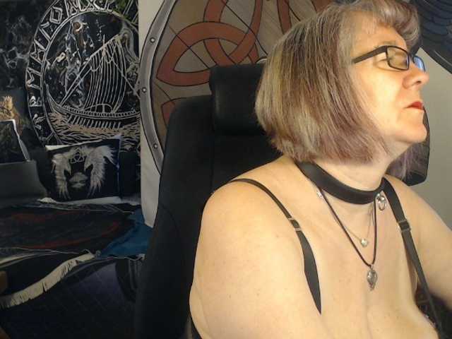 90dTitten live cam on BongaCams