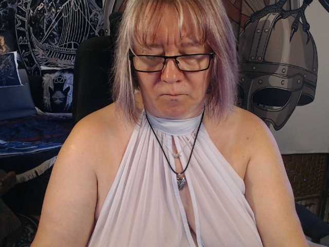 90dTitten live cam on BongaCams