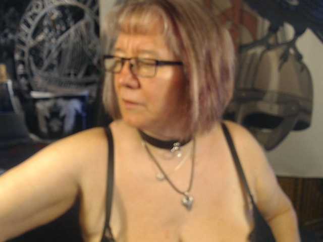 90dTitten live cam on BongaCams