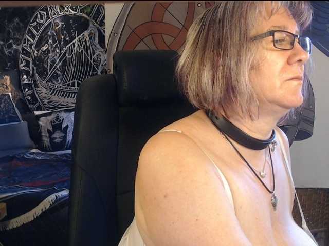 90dTitten live cam on BongaCams