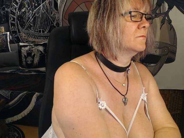 90dTitten live cam on BongaCams