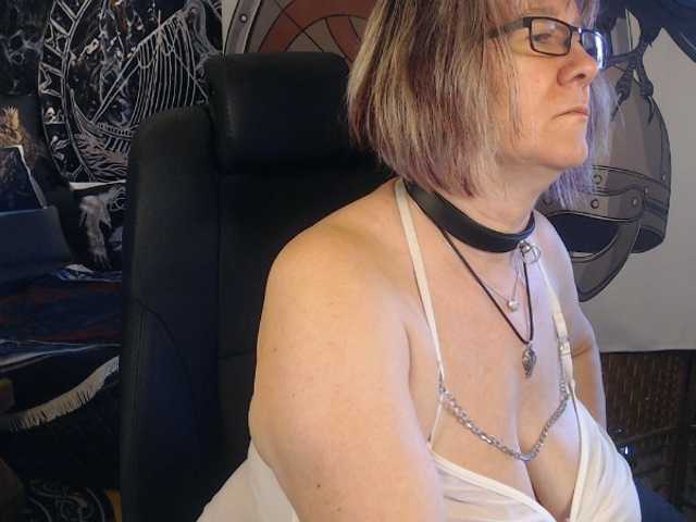 90dTitten live cam on BongaCams