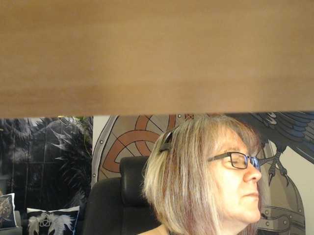 90dTitten — live female cam