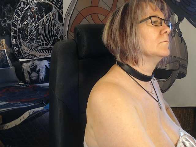 90dTitten live cam on BongaCams