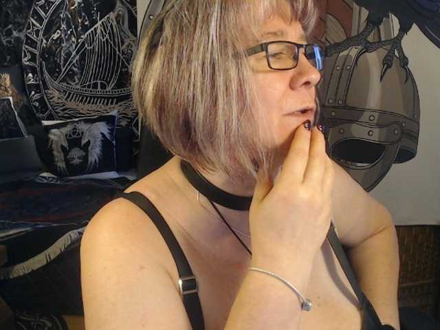 90dTitten live cam on BongaCams