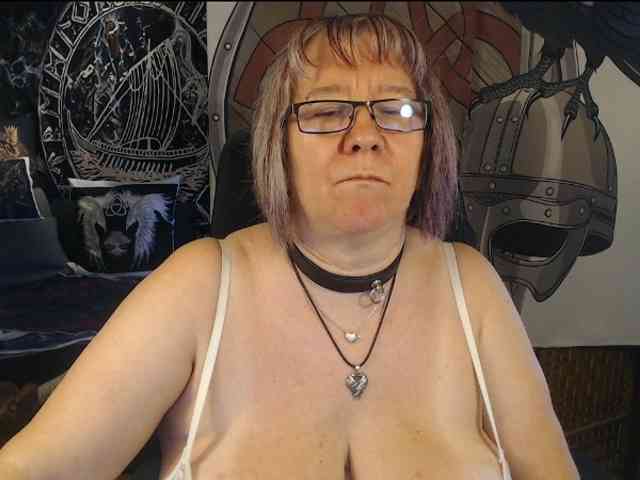 90dTitten Live Webcam on BongaCams