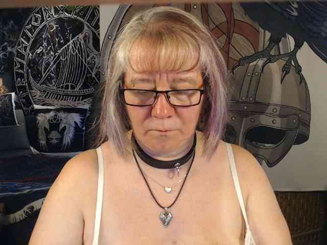 90dtitten's cam show statistics and live stream