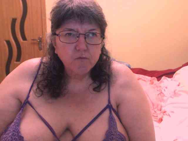 HugeTitsXXX webcam