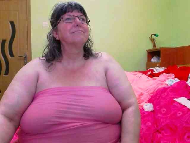 HugeTitsXXX webcam