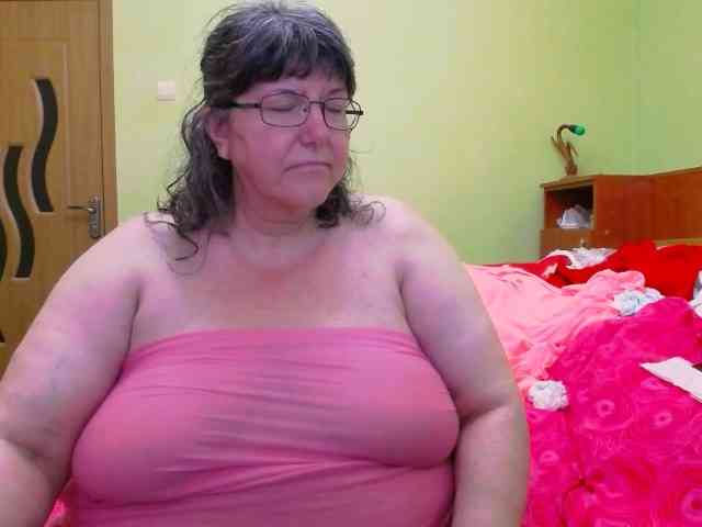HugeTitsXXX webcam