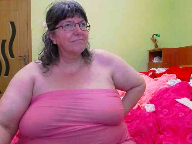 HugeTitsXXX webcam
