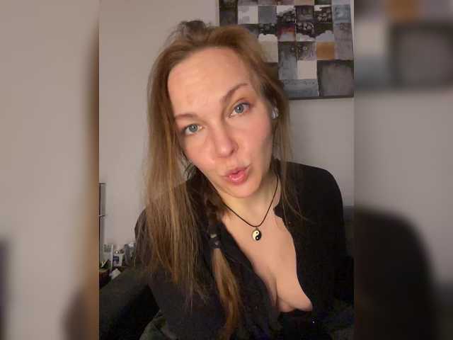 Alisasqrl live cam on BongaCams