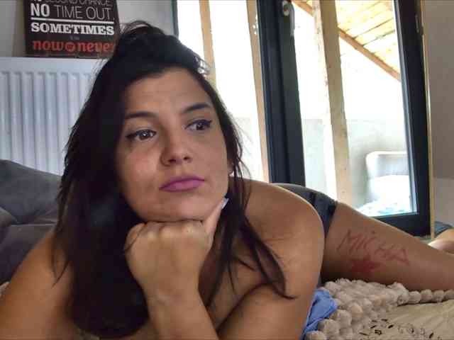 curvyana webcam
