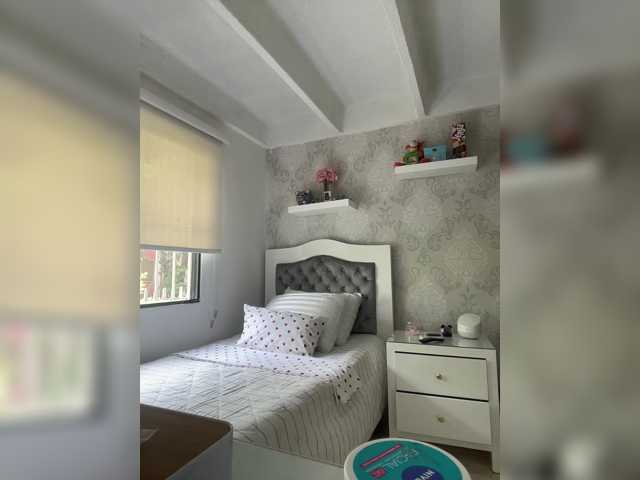 SallyeLeins live cam preview