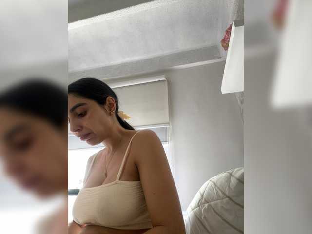 le modèle SallyeLeins est en webcam porno dans un show sur le site bongacams, il possède les tags suivants: Latino/Hispanic,Brunette,Shaved