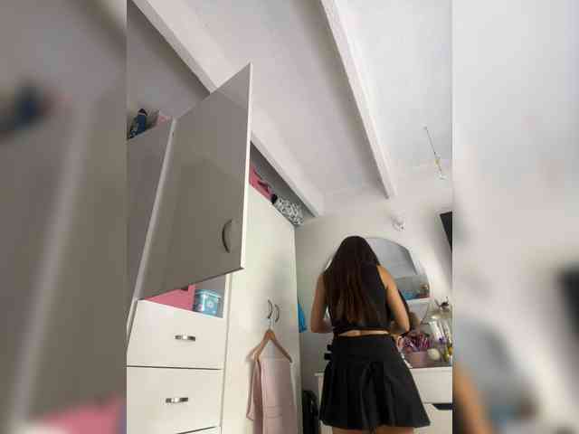 Model: SallyeLeins