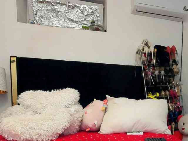 JuliaHayes webcam