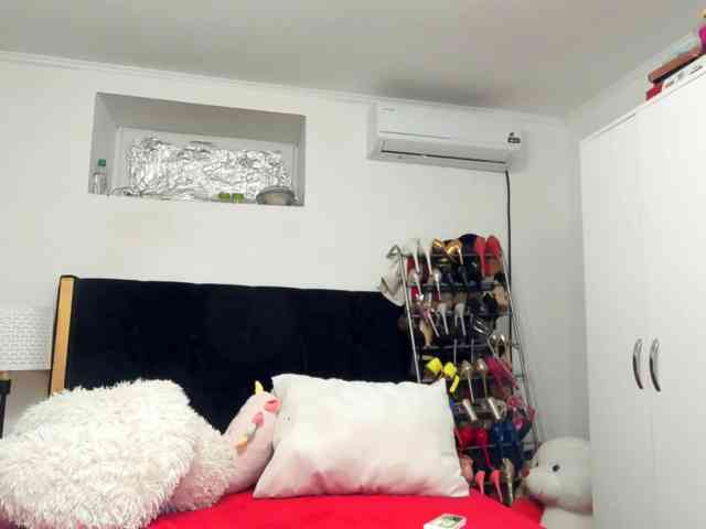 JuliaHayes webcam