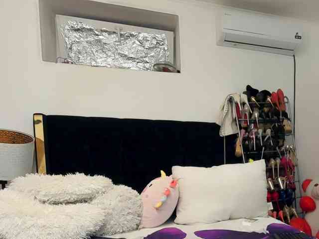 JuliaHayes webcam