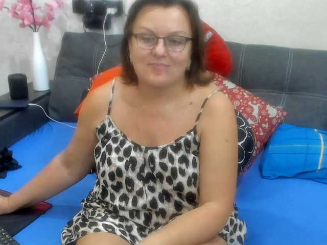 KyliePage1 live cam preview