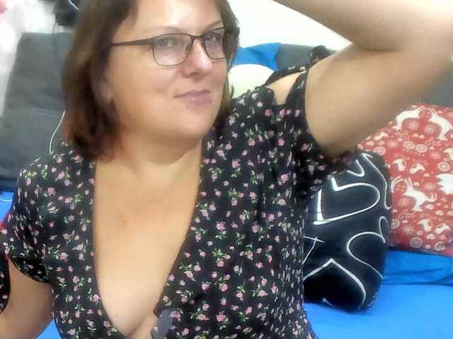 KyliePage1 live cam preview