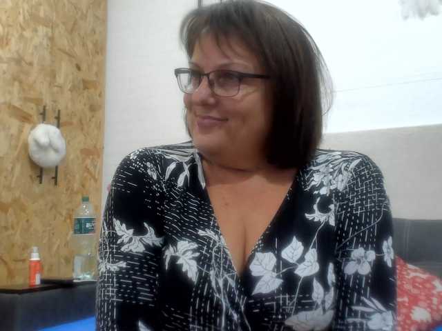 KyliePage1 live cam preview