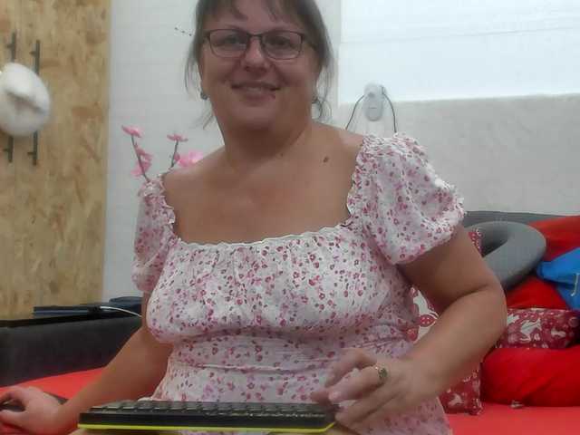 KyliePage1 live cam